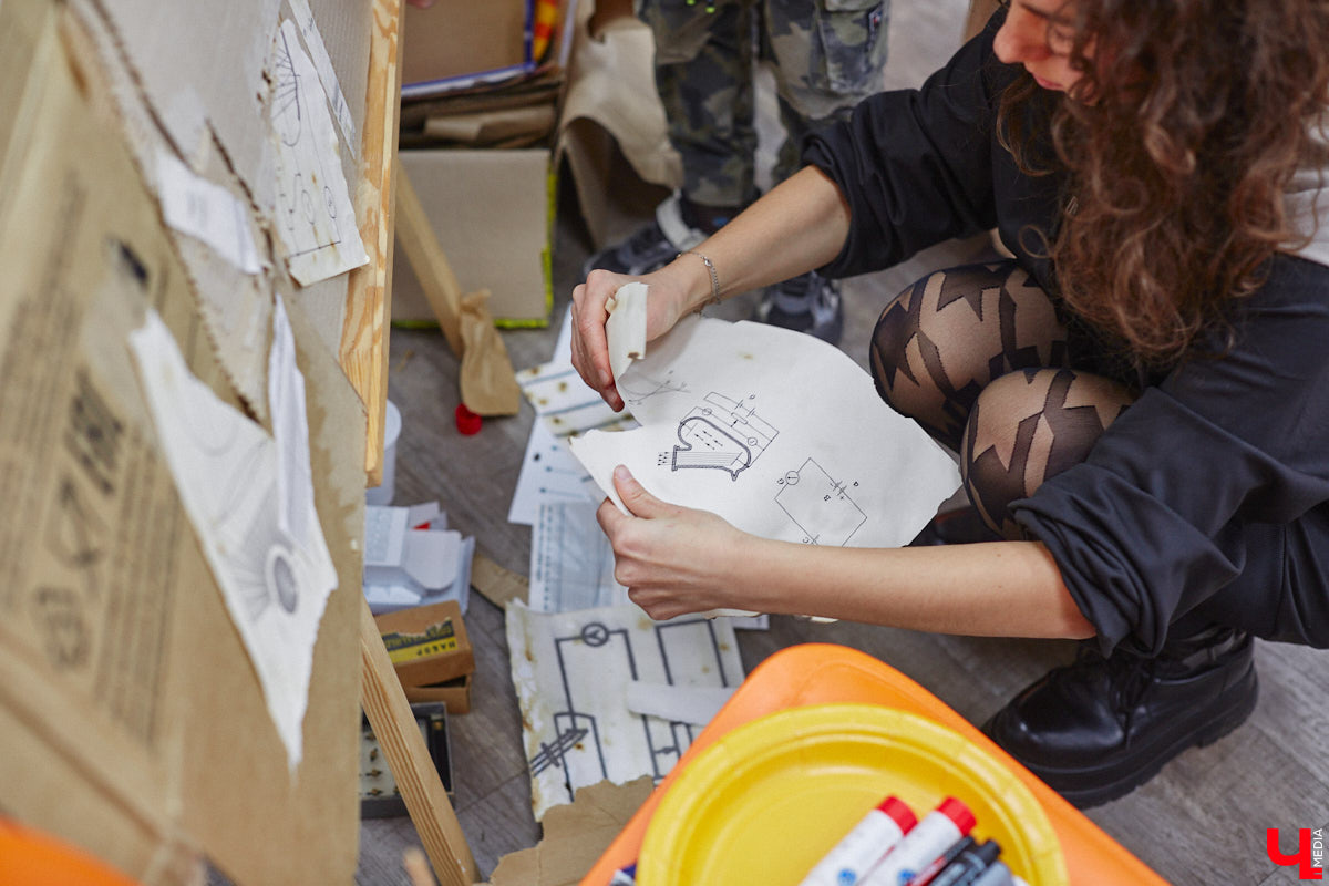 Современное искусство многогранно и не меньше празднующего сегодня 11-летие ИЦАЭ следит за трендами: вечером 20 октября во владимирском центре собрались горожане, чтобы совместить «эко» и «арт» при участии резидента 33zagfest Елены Барышниковой. За полтора часа на холсте из рваного картона сложился портрет Александра Григорьевича Столетова, известного русского физика и нашего земляка. Причём не простой портрет, а экологичный, ведь составлен он из ненужных вещей и старых журналов.