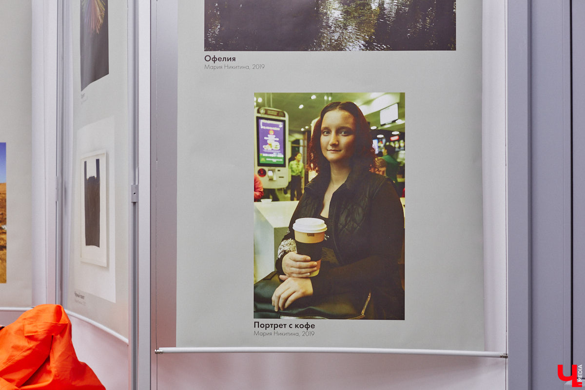 Современное искусство многогранно и не меньше празднующего сегодня 11-летие ИЦАЭ следит за трендами: вечером 20 октября во владимирском центре собрались горожане, чтобы совместить «эко» и «арт» при участии резидента 33zagfest Елены Барышниковой. За полтора часа на холсте из рваного картона сложился портрет Александра Григорьевича Столетова, известного русского физика и нашего земляка. Причём не простой портрет, а экологичный, ведь составлен он из ненужных вещей и старых журналов.