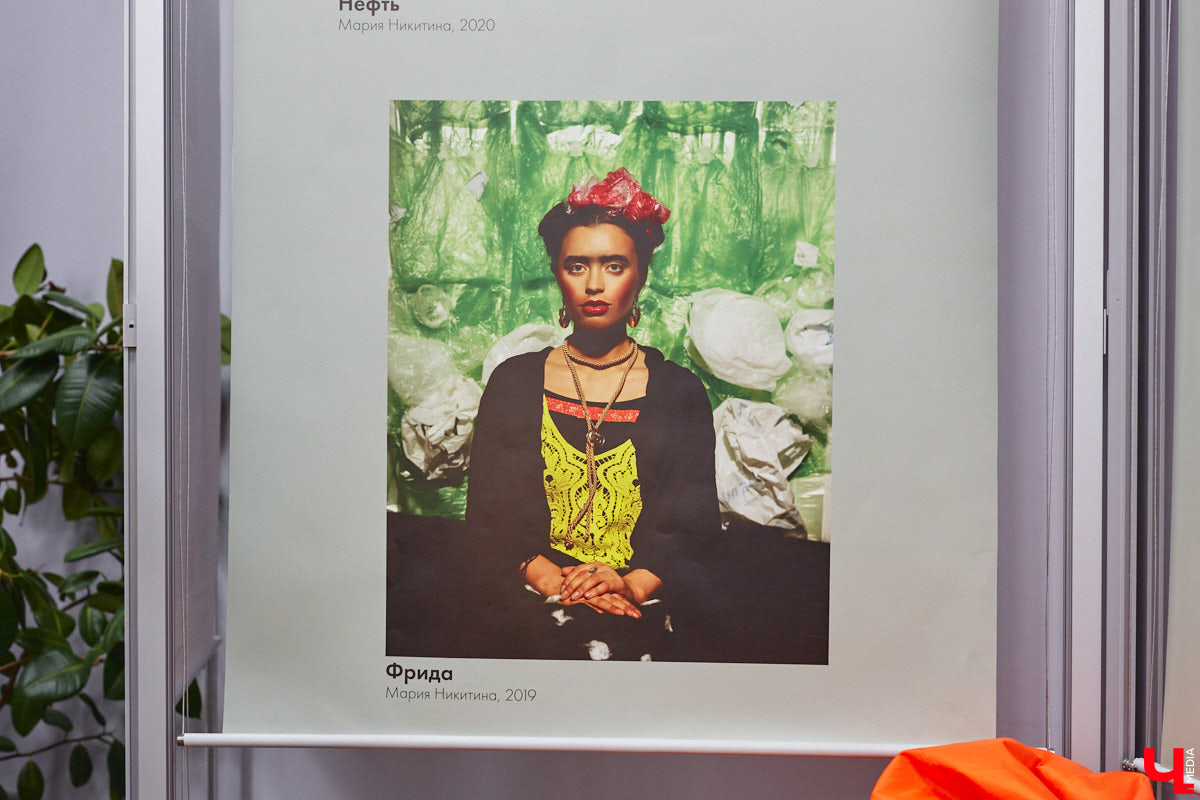 Современное искусство многогранно и не меньше празднующего сегодня 11-летие ИЦАЭ следит за трендами: вечером 20 октября во владимирском центре собрались горожане, чтобы совместить «эко» и «арт» при участии резидента 33zagfest Елены Барышниковой. За полтора часа на холсте из рваного картона сложился портрет Александра Григорьевича Столетова, известного русского физика и нашего земляка. Причём не простой портрет, а экологичный, ведь составлен он из ненужных вещей и старых журналов.