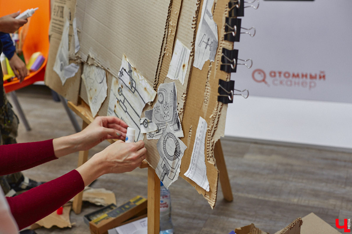 Современное искусство многогранно и не меньше празднующего сегодня 11-летие ИЦАЭ следит за трендами: вечером 20 октября во владимирском центре собрались горожане, чтобы совместить «эко» и «арт» при участии резидента 33zagfest Елены Барышниковой. За полтора часа на холсте из рваного картона сложился портрет Александра Григорьевича Столетова, известного русского физика и нашего земляка. Причём не простой портрет, а экологичный, ведь составлен он из ненужных вещей и старых журналов.