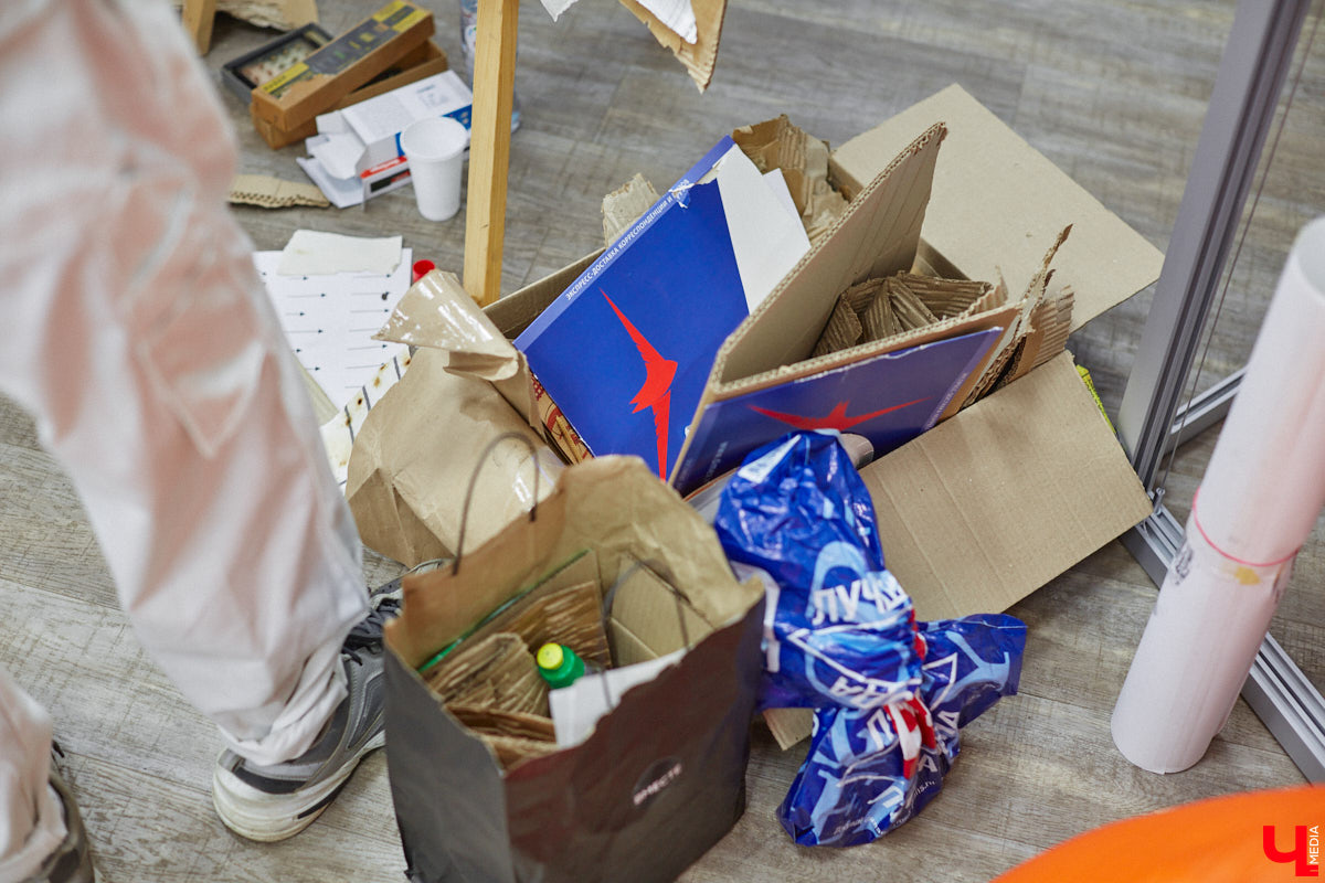 Современное искусство многогранно и не меньше празднующего сегодня 11-летие ИЦАЭ следит за трендами: вечером 20 октября во владимирском центре собрались горожане, чтобы совместить «эко» и «арт» при участии резидента 33zagfest Елены Барышниковой. За полтора часа на холсте из рваного картона сложился портрет Александра Григорьевича Столетова, известного русского физика и нашего земляка. Причём не простой портрет, а экологичный, ведь составлен он из ненужных вещей и старых журналов.