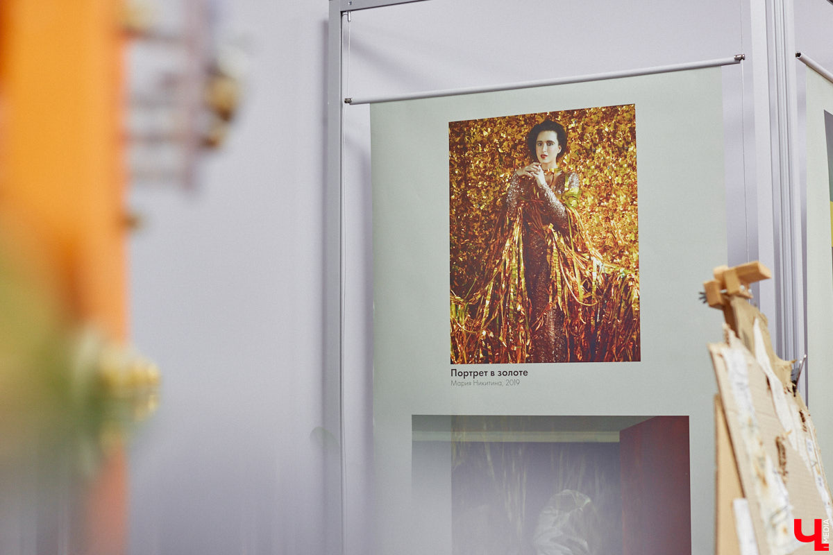 Современное искусство многогранно и не меньше празднующего сегодня 11-летие ИЦАЭ следит за трендами: вечером 20 октября во владимирском центре собрались горожане, чтобы совместить «эко» и «арт» при участии резидента 33zagfest Елены Барышниковой. За полтора часа на холсте из рваного картона сложился портрет Александра Григорьевича Столетова, известного русского физика и нашего земляка. Причём не простой портрет, а экологичный, ведь составлен он из ненужных вещей и старых журналов.