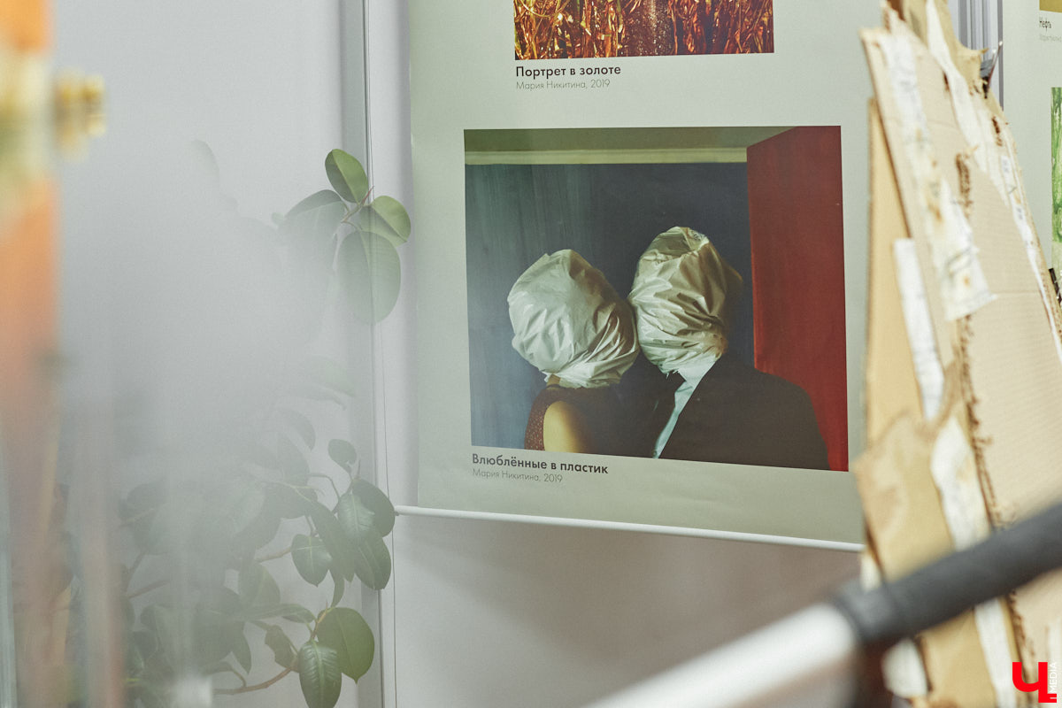 Современное искусство многогранно и не меньше празднующего сегодня 11-летие ИЦАЭ следит за трендами: вечером 20 октября во владимирском центре собрались горожане, чтобы совместить «эко» и «арт» при участии резидента 33zagfest Елены Барышниковой. За полтора часа на холсте из рваного картона сложился портрет Александра Григорьевича Столетова, известного русского физика и нашего земляка. Причём не простой портрет, а экологичный, ведь составлен он из ненужных вещей и старых журналов.