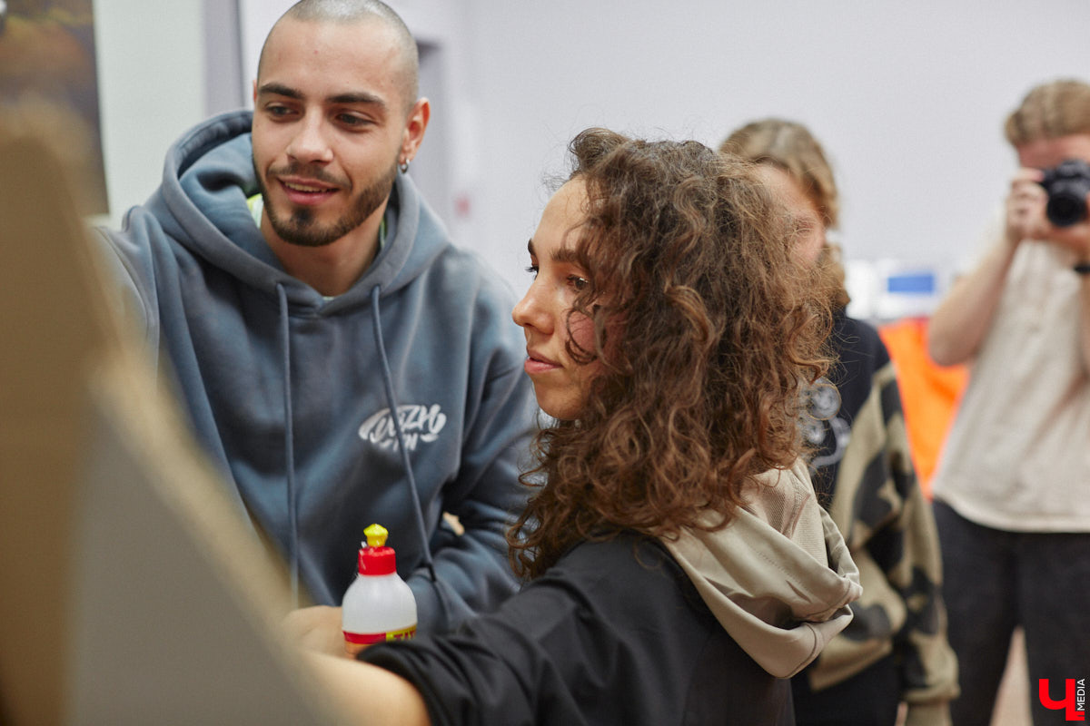 Современное искусство многогранно и не меньше празднующего сегодня 11-летие ИЦАЭ следит за трендами: вечером 20 октября во владимирском центре собрались горожане, чтобы совместить «эко» и «арт» при участии резидента 33zagfest Елены Барышниковой. За полтора часа на холсте из рваного картона сложился портрет Александра Григорьевича Столетова, известного русского физика и нашего земляка. Причём не простой портрет, а экологичный, ведь составлен он из ненужных вещей и старых журналов.