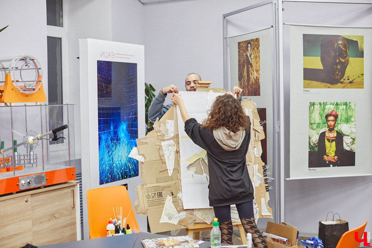 Современное искусство многогранно и не меньше празднующего сегодня 11-летие ИЦАЭ следит за трендами: вечером 20 октября во владимирском центре собрались горожане, чтобы совместить «эко» и «арт» при участии резидента 33zagfest Елены Барышниковой. За полтора часа на холсте из рваного картона сложился портрет Александра Григорьевича Столетова, известного русского физика и нашего земляка. Причём не простой портрет, а экологичный, ведь составлен он из ненужных вещей и старых журналов.