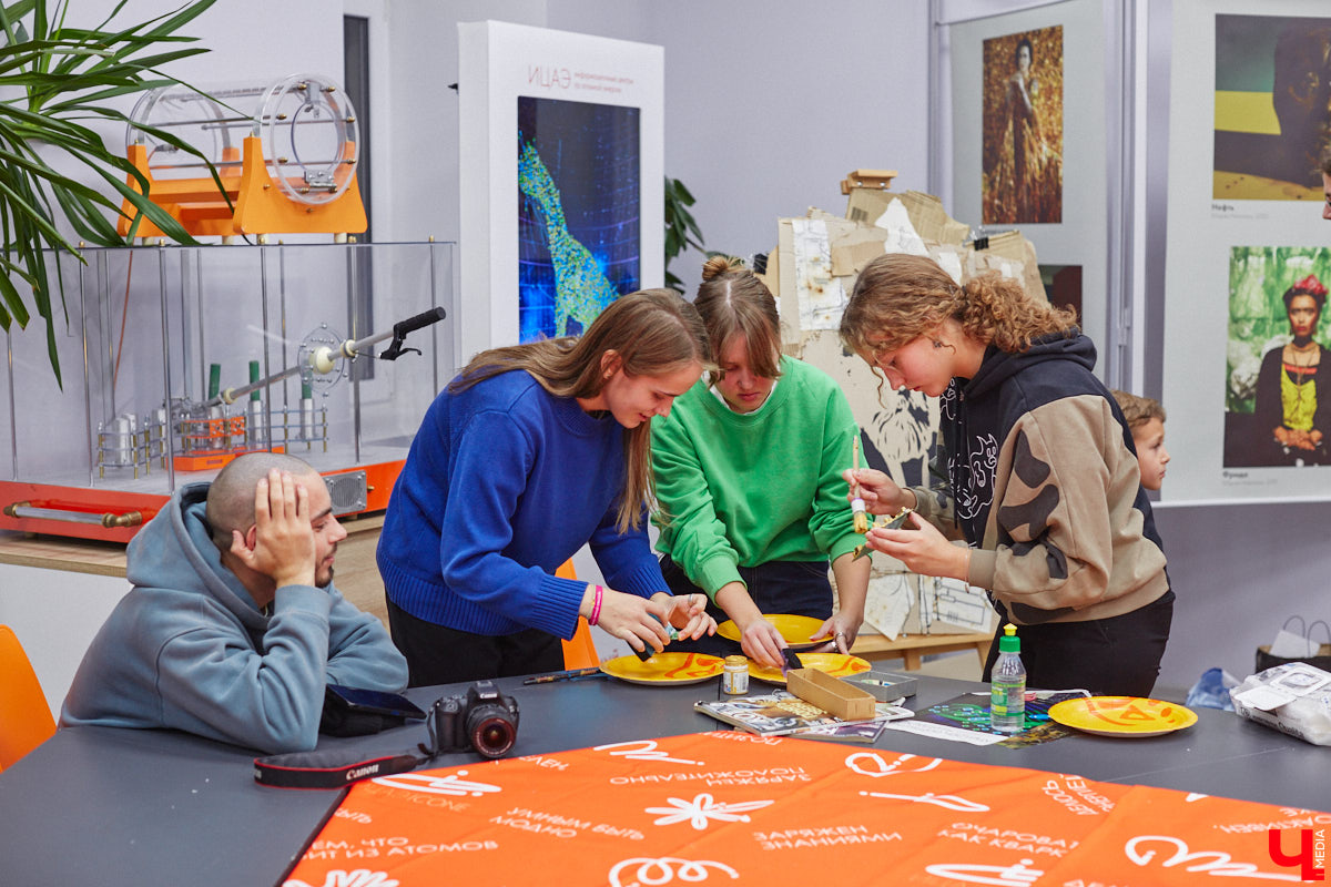 Современное искусство многогранно и не меньше празднующего сегодня 11-летие ИЦАЭ следит за трендами: вечером 20 октября во владимирском центре собрались горожане, чтобы совместить «эко» и «арт» при участии резидента 33zagfest Елены Барышниковой. За полтора часа на холсте из рваного картона сложился портрет Александра Григорьевича Столетова, известного русского физика и нашего земляка. Причём не простой портрет, а экологичный, ведь составлен он из ненужных вещей и старых журналов.