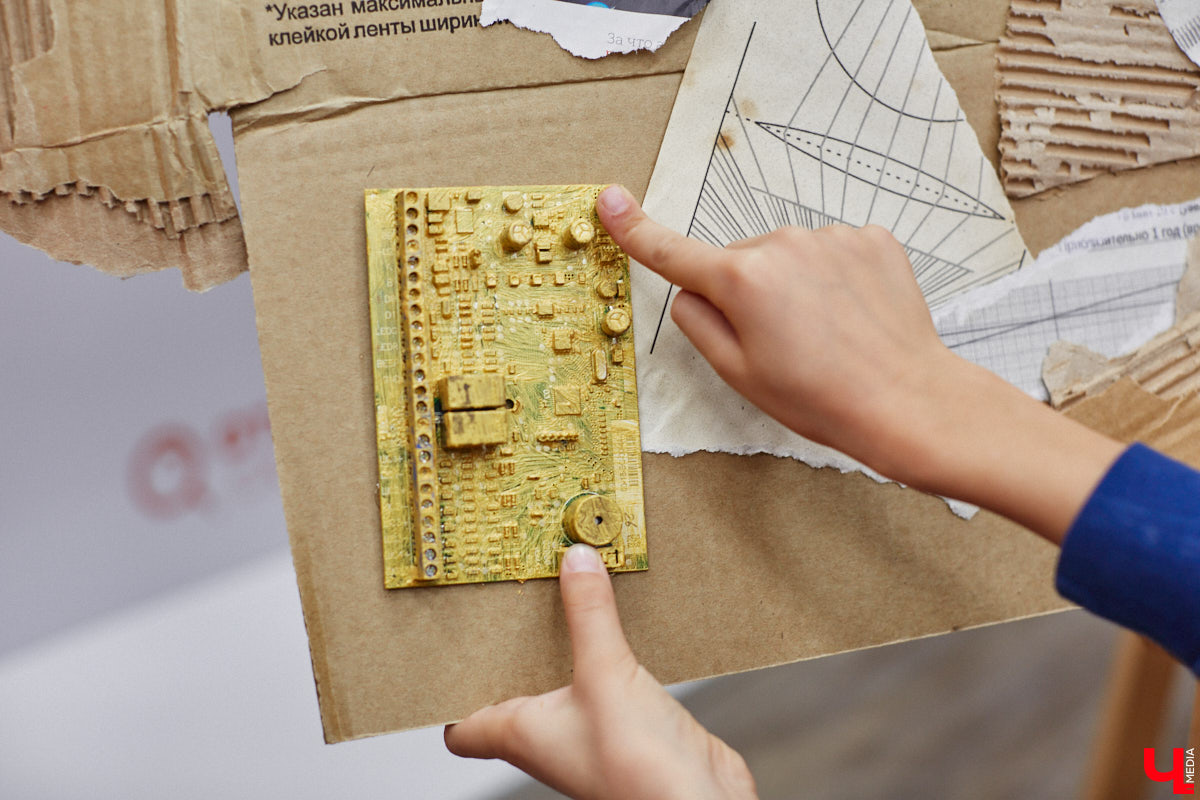 Современное искусство многогранно и не меньше празднующего сегодня 11-летие ИЦАЭ следит за трендами: вечером 20 октября во владимирском центре собрались горожане, чтобы совместить «эко» и «арт» при участии резидента 33zagfest Елены Барышниковой. За полтора часа на холсте из рваного картона сложился портрет Александра Григорьевича Столетова, известного русского физика и нашего земляка. Причём не простой портрет, а экологичный, ведь составлен он из ненужных вещей и старых журналов.