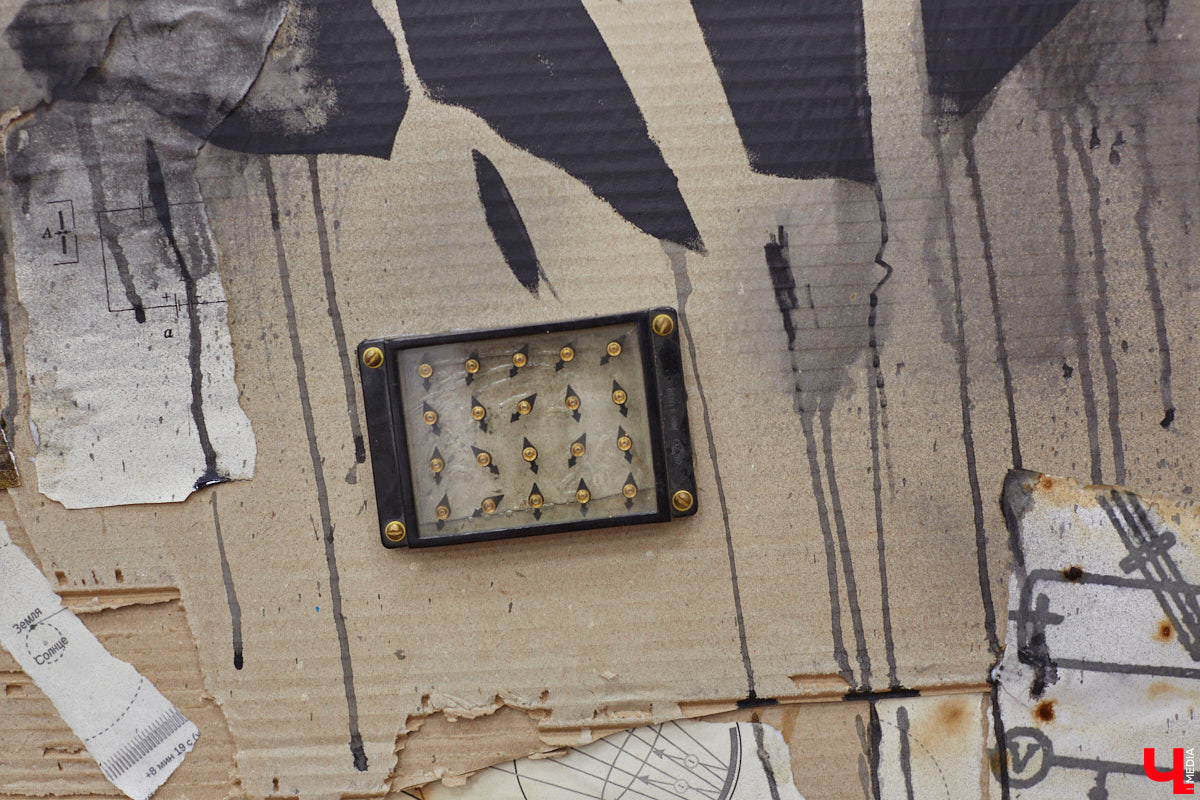 Современное искусство многогранно и не меньше празднующего сегодня 11-летие ИЦАЭ следит за трендами: вечером 20 октября во владимирском центре собрались горожане, чтобы совместить «эко» и «арт» при участии резидента 33zagfest Елены Барышниковой. За полтора часа на холсте из рваного картона сложился портрет Александра Григорьевича Столетова, известного русского физика и нашего земляка. Причём не простой портрет, а экологичный, ведь составлен он из ненужных вещей и старых журналов.