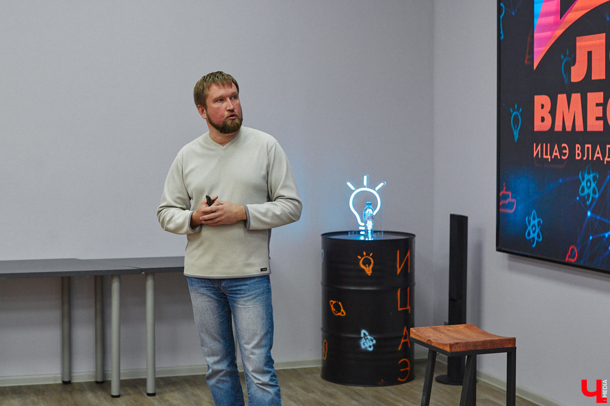 Современное искусство многогранно и не меньше празднующего сегодня 11-летие ИЦАЭ следит за трендами: вечером 20 октября во владимирском центре собрались горожане, чтобы совместить «эко» и «арт» при участии резидента 33zagfest Елены Барышниковой. За полтора часа на холсте из рваного картона сложился портрет Александра Григорьевича Столетова, известного русского физика и нашего земляка. Причём не простой портрет, а экологичный, ведь составлен он из ненужных вещей и старых журналов.