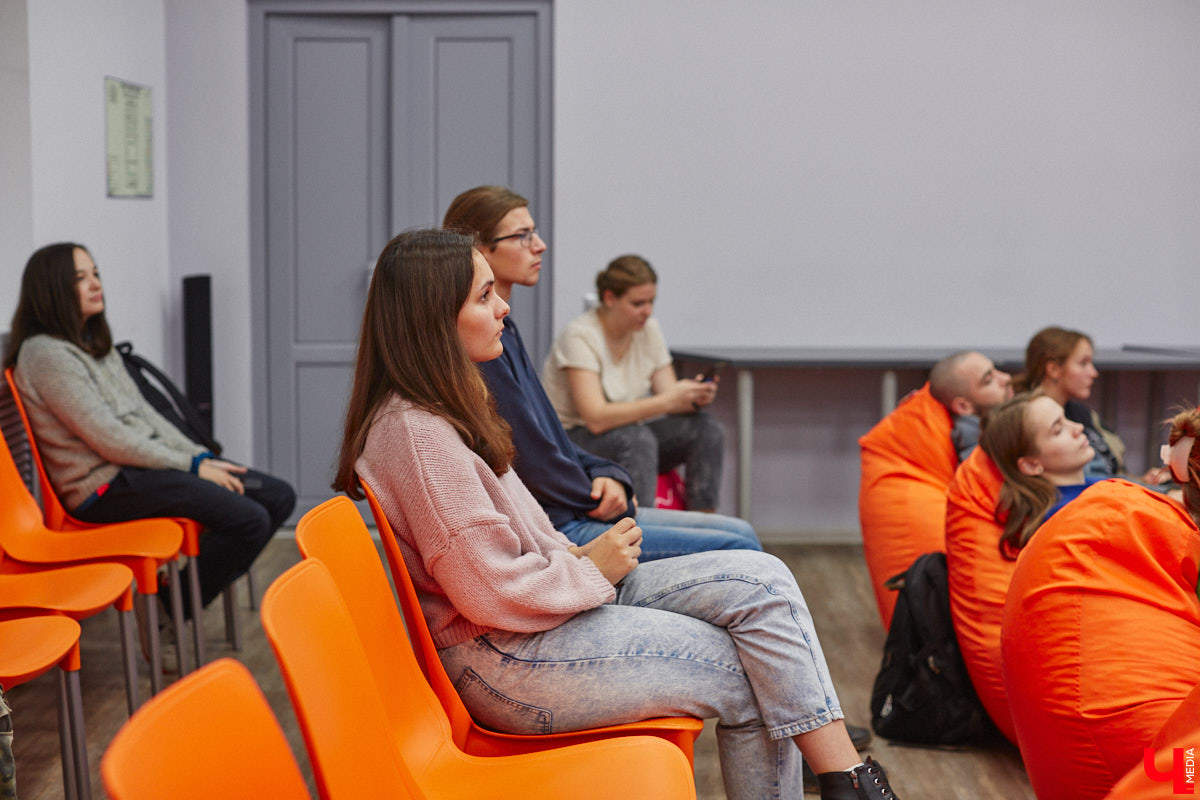 Современное искусство многогранно и не меньше празднующего сегодня 11-летие ИЦАЭ следит за трендами: вечером 20 октября во владимирском центре собрались горожане, чтобы совместить «эко» и «арт» при участии резидента 33zagfest Елены Барышниковой. За полтора часа на холсте из рваного картона сложился портрет Александра Григорьевича Столетова, известного русского физика и нашего земляка. Причём не простой портрет, а экологичный, ведь составлен он из ненужных вещей и старых журналов.