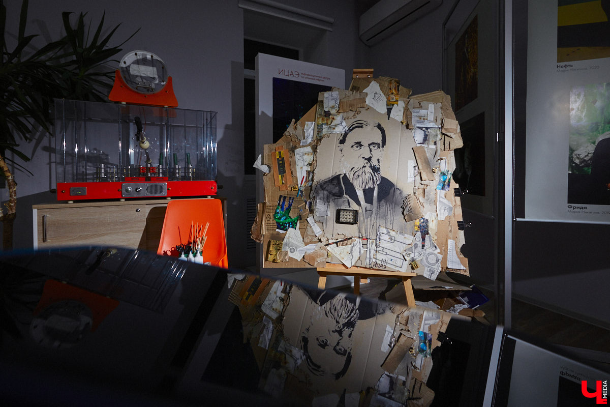 Современное искусство многогранно и не меньше празднующего сегодня 11-летие ИЦАЭ следит за трендами: вечером 20 октября во владимирском центре собрались горожане, чтобы совместить «эко» и «арт» при участии резидента 33zagfest Елены Барышниковой. За полтора часа на холсте из рваного картона сложился портрет Александра Григорьевича Столетова, известного русского физика и нашего земляка. Причём не простой портрет, а экологичный, ведь составлен он из ненужных вещей и старых журналов.