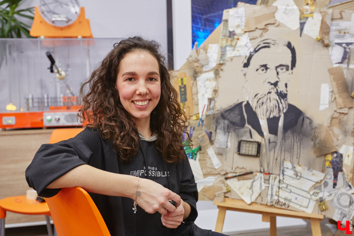 Современное искусство многогранно и не меньше празднующего сегодня 11-летие ИЦАЭ следит за трендами: вечером 20 октября во владимирском центре собрались горожане, чтобы совместить «эко» и «арт» при участии резидента 33zagfest Елены Барышниковой. За полтора часа на холсте из рваного картона сложился портрет Александра Григорьевича Столетова, известного русского физика и нашего земляка. Причём не простой портрет, а экологичный, ведь составлен он из ненужных вещей и старых журналов.