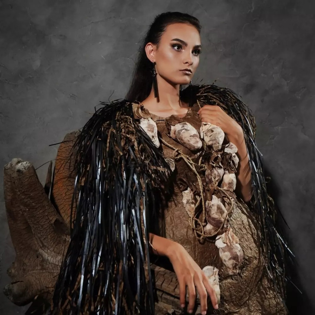 Совместная коллекция из 12 уникальных бумажных платьев с экопринтами владимирского декоратора Натальи Наянзиной и флориста из Томска Натальей Медведевой приняла участие в конкурсе дизайнеров «Сибирский кутюрье – 2022» Fashion. А еще попала на страницы журнала мод Fashion Avenue News.