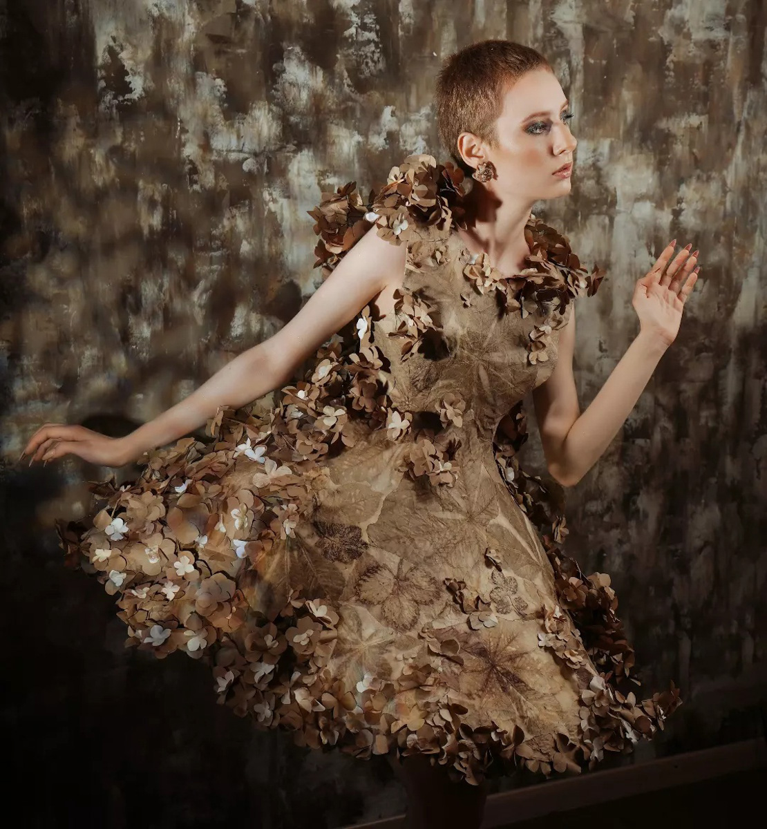 Совместная коллекция из 12 уникальных бумажных платьев с экопринтами владимирского декоратора Натальи Наянзиной и флориста из Томска Натальей Медведевой приняла участие в конкурсе дизайнеров «Сибирский кутюрье – 2022» Fashion. А еще попала на страницы журнала мод Fashion Avenue News.