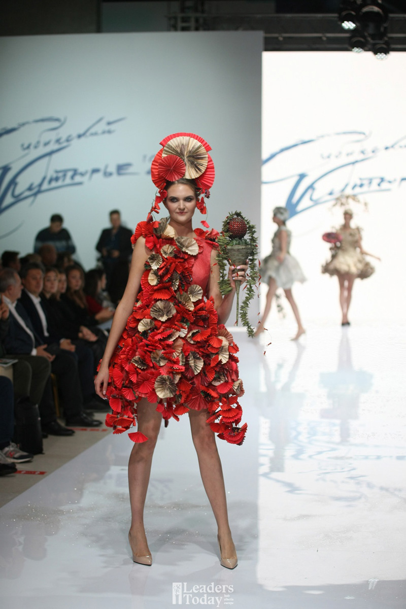 Совместная коллекция из 12 уникальных бумажных платьев с экопринтами владимирского декоратора Натальи Наянзиной и флориста из Томска Натальей Медведевой приняла участие в конкурсе дизайнеров «Сибирский кутюрье – 2022» Fashion. А еще попала на страницы журнала мод Fashion Avenue News.