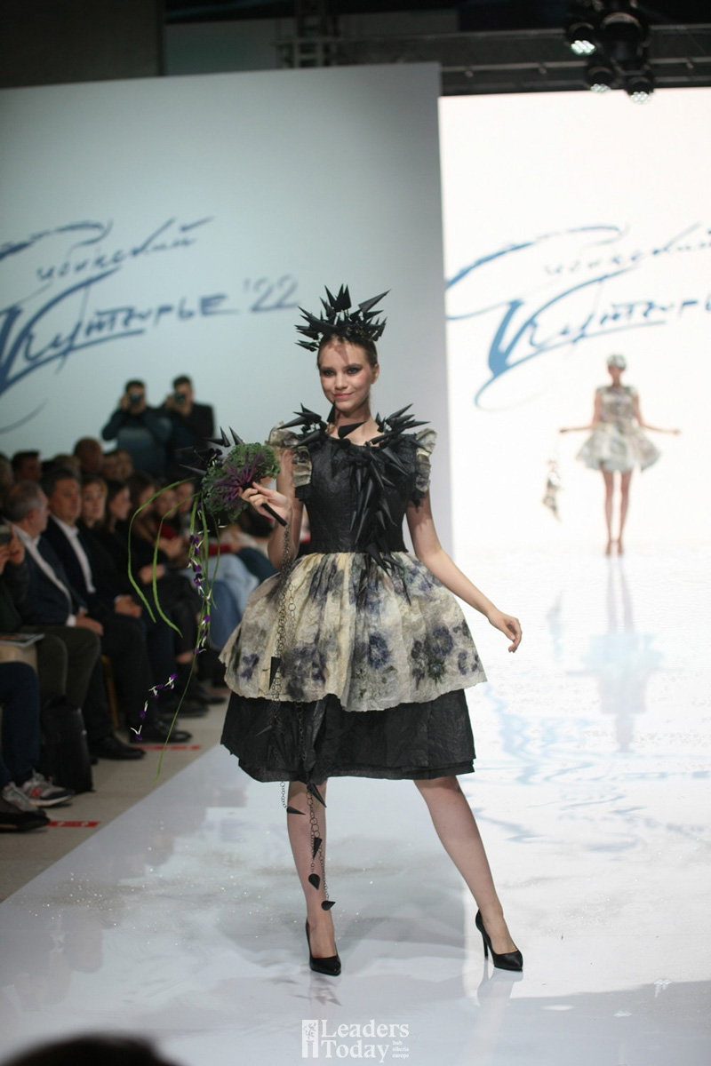 Совместная коллекция из 12 уникальных бумажных платьев с экопринтами владимирского декоратора Натальи Наянзиной и флориста из Томска Натальей Медведевой приняла участие в конкурсе дизайнеров «Сибирский кутюрье – 2022» Fashion. А еще попала на страницы журнала мод Fashion Avenue News.