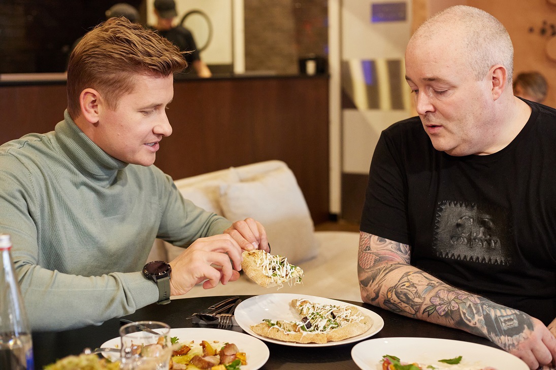 Популярный телеведущий и ресторатор Александр Белькович приезжал в 33-й регион, но не просто так. Владимир и Суздаль стали героями нового выпуска кулинарного тревел-шоу на СТС, которое он ведет. Чем удивляли медийного шеф-повара в наших краях и что запомнилось ему больше всего?