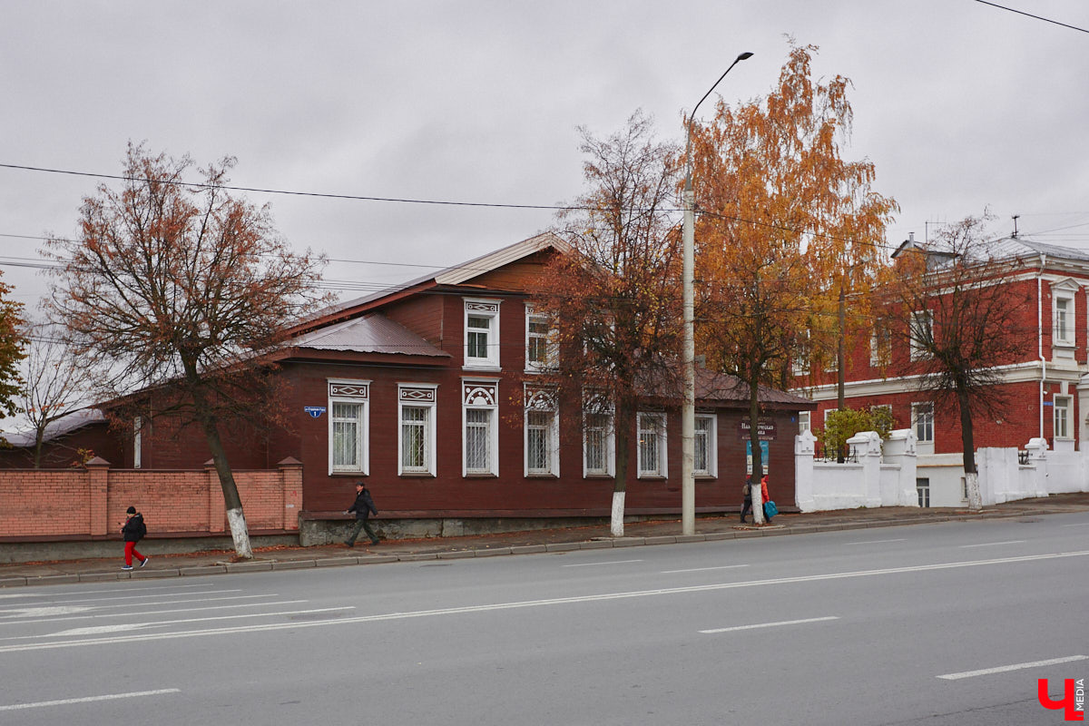 В октябре 1900 года владимирская дворянка Зинаида Рахманова пригласила нотариуса и свидетелей, объявив о составлении нового завещания. Этим документом она лишала наследства собственного сына и передавала свои средства на благотворительность. Вот так, со скандала в благородном семействе, началась история дворянской богадельни Рахмановой во Владимире.