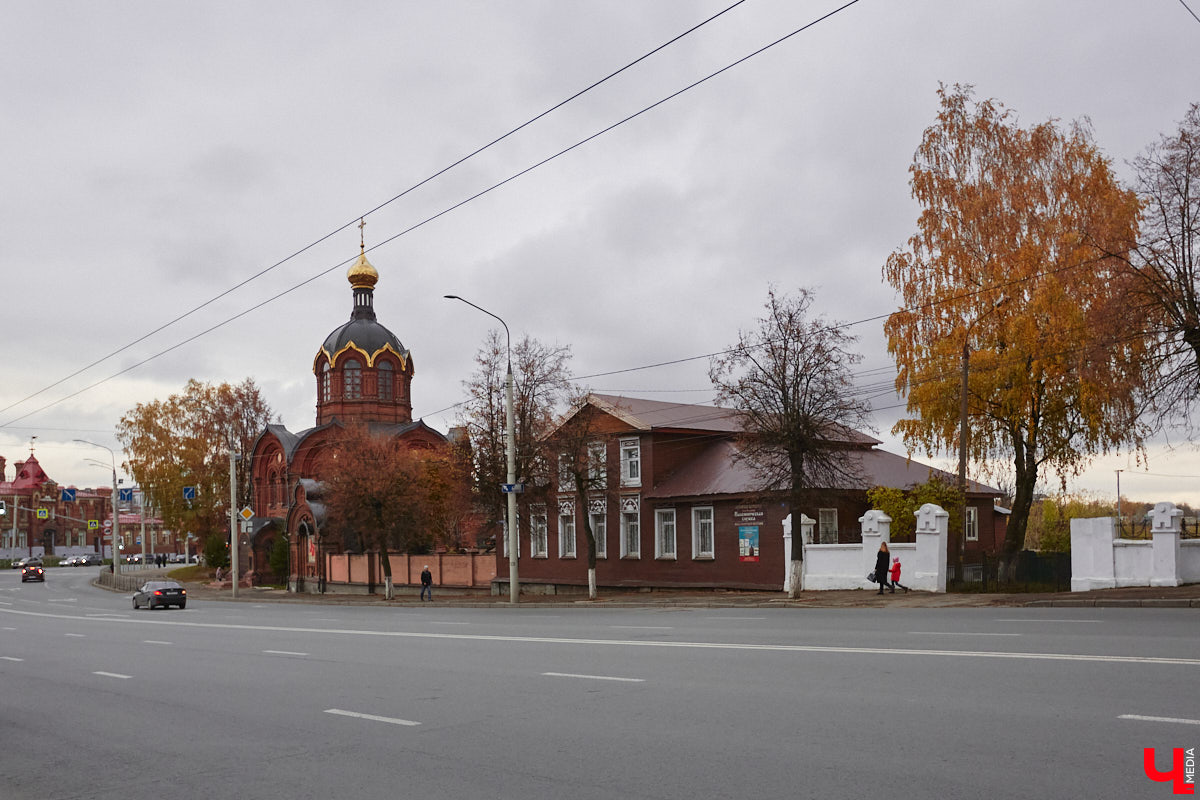 В октябре 1900 года владимирская дворянка Зинаида Рахманова пригласила нотариуса и свидетелей, объявив о составлении нового завещания. Этим документом она лишала наследства собственного сына и передавала свои средства на благотворительность. Вот так, со скандала в благородном семействе, началась история дворянской богадельни Рахмановой во Владимире.