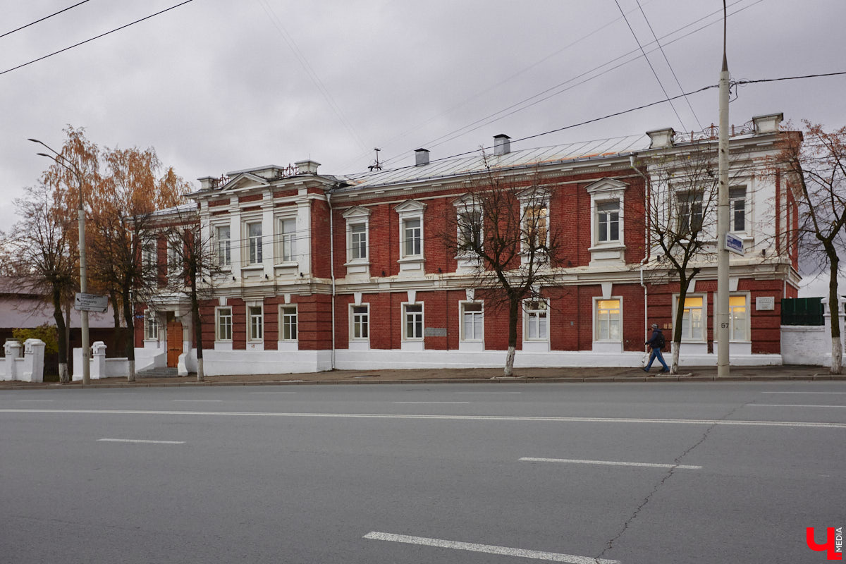 В октябре 1900 года владимирская дворянка Зинаида Рахманова пригласила нотариуса и свидетелей, объявив о составлении нового завещания. Этим документом она лишала наследства собственного сына и передавала свои средства на благотворительность. Вот так, со скандала в благородном семействе, началась история дворянской богадельни Рахмановой во Владимире.