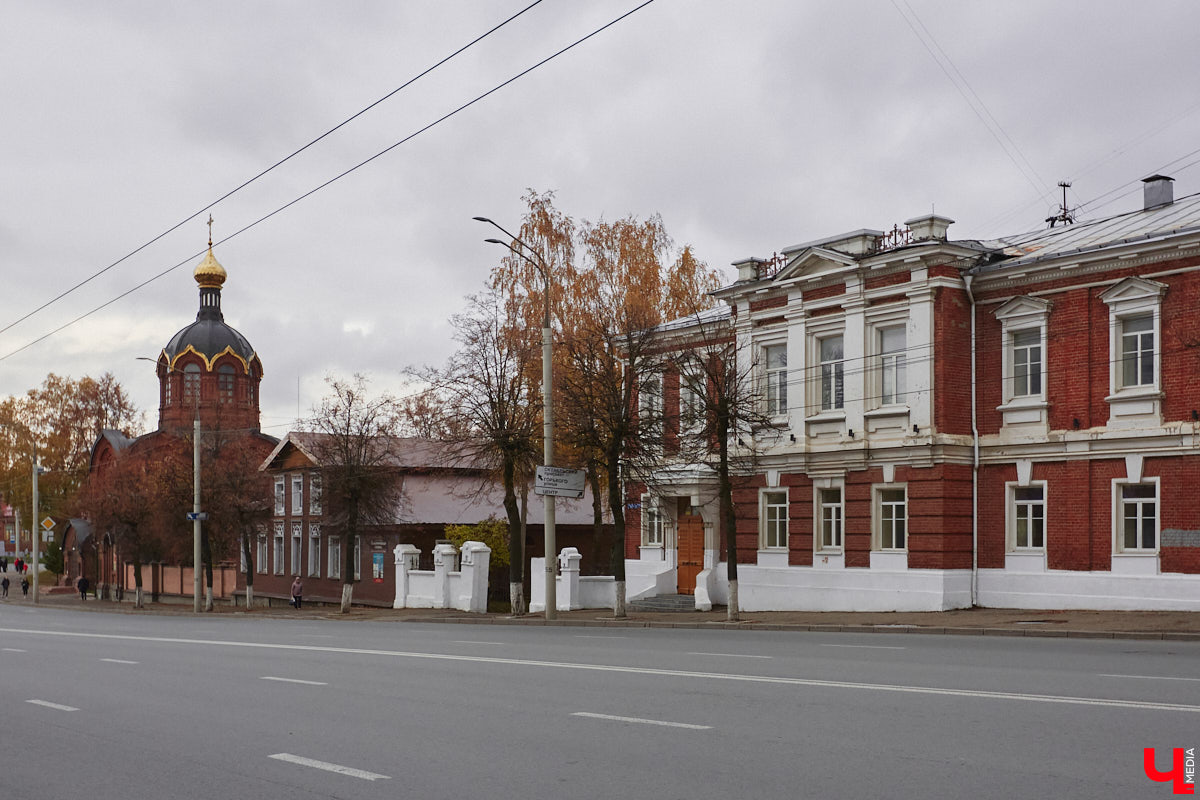 В октябре 1900 года владимирская дворянка Зинаида Рахманова пригласила нотариуса и свидетелей, объявив о составлении нового завещания. Этим документом она лишала наследства собственного сына и передавала свои средства на благотворительность. Вот так, со скандала в благородном семействе, началась история дворянской богадельни Рахмановой во Владимире.