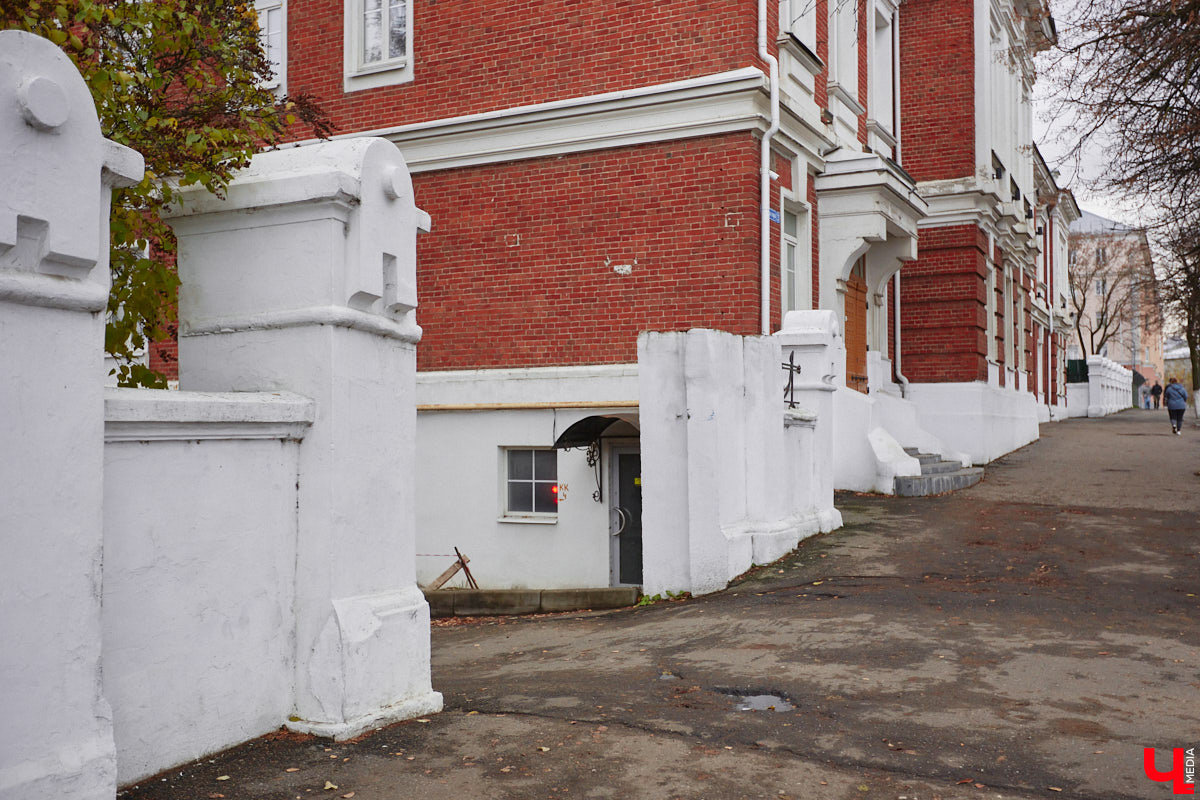 В октябре 1900 года владимирская дворянка Зинаида Рахманова пригласила нотариуса и свидетелей, объявив о составлении нового завещания. Этим документом она лишала наследства собственного сына и передавала свои средства на благотворительность. Вот так, со скандала в благородном семействе, началась история дворянской богадельни Рахмановой во Владимире.