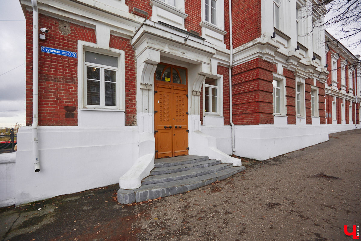 В октябре 1900 года владимирская дворянка Зинаида Рахманова пригласила нотариуса и свидетелей, объявив о составлении нового завещания. Этим документом она лишала наследства собственного сына и передавала свои средства на благотворительность. Вот так, со скандала в благородном семействе, началась история дворянской богадельни Рахмановой во Владимире.