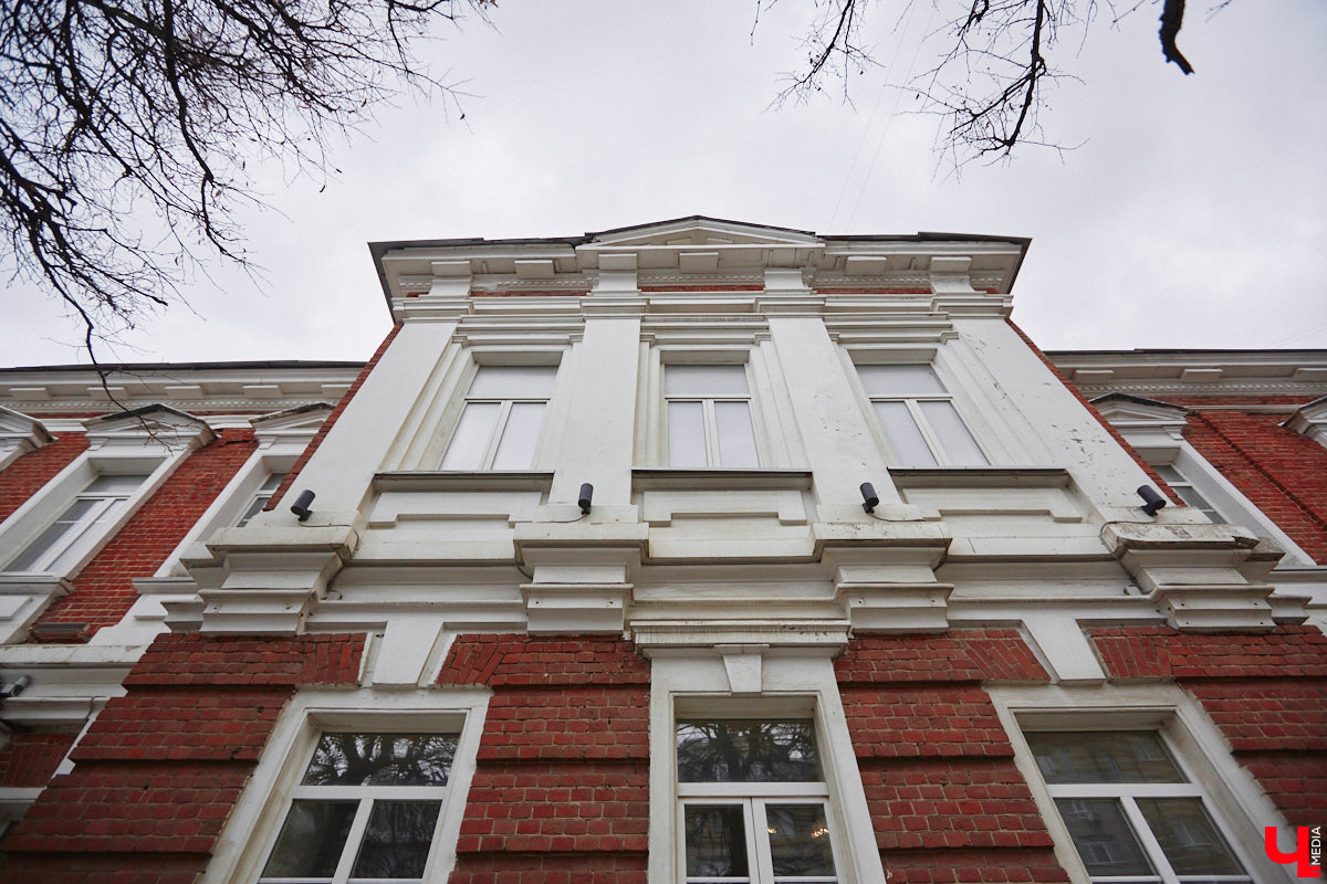 В октябре 1900 года владимирская дворянка Зинаида Рахманова пригласила нотариуса и свидетелей, объявив о составлении нового завещания. Этим документом она лишала наследства собственного сына и передавала свои средства на благотворительность. Вот так, со скандала в благородном семействе, началась история дворянской богадельни Рахмановой во Владимире.