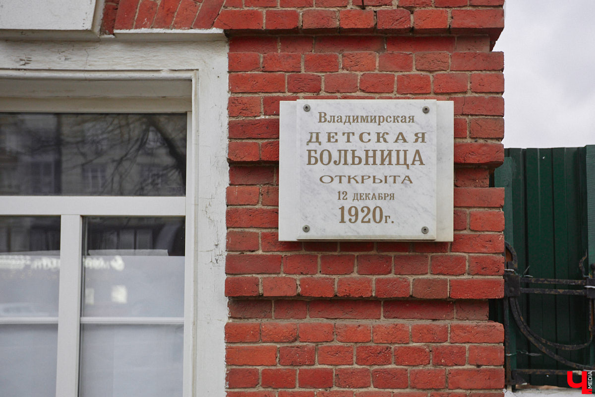 В октябре 1900 года владимирская дворянка Зинаида Рахманова пригласила нотариуса и свидетелей, объявив о составлении нового завещания. Этим документом она лишала наследства собственного сына и передавала свои средства на благотворительность. Вот так, со скандала в благородном семействе, началась история дворянской богадельни Рахмановой во Владимире.