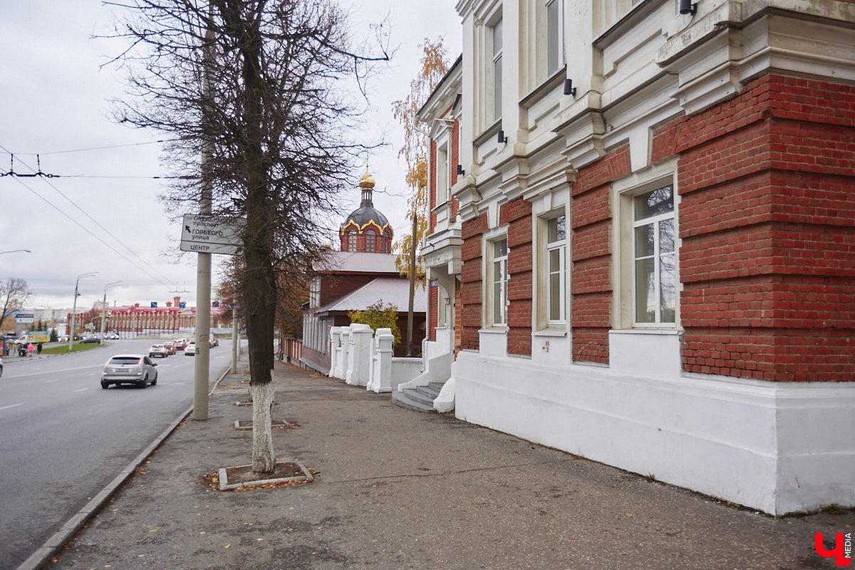 В октябре 1900 года владимирская дворянка Зинаида Рахманова пригласила нотариуса и свидетелей, объявив о составлении нового завещания. Этим документом она лишала наследства собственного сына и передавала свои средства на благотворительность. Вот так, со скандала в благородном семействе, началась история дворянской богадельни Рахмановой во Владимире.