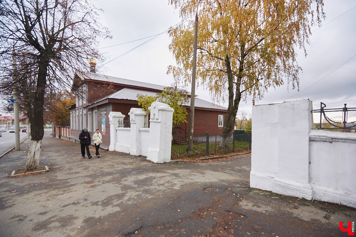 В октябре 1900 года владимирская дворянка Зинаида Рахманова пригласила нотариуса и свидетелей, объявив о составлении нового завещания. Этим документом она лишала наследства собственного сына и передавала свои средства на благотворительность. Вот так, со скандала в благородном семействе, началась история дворянской богадельни Рахмановой во Владимире.