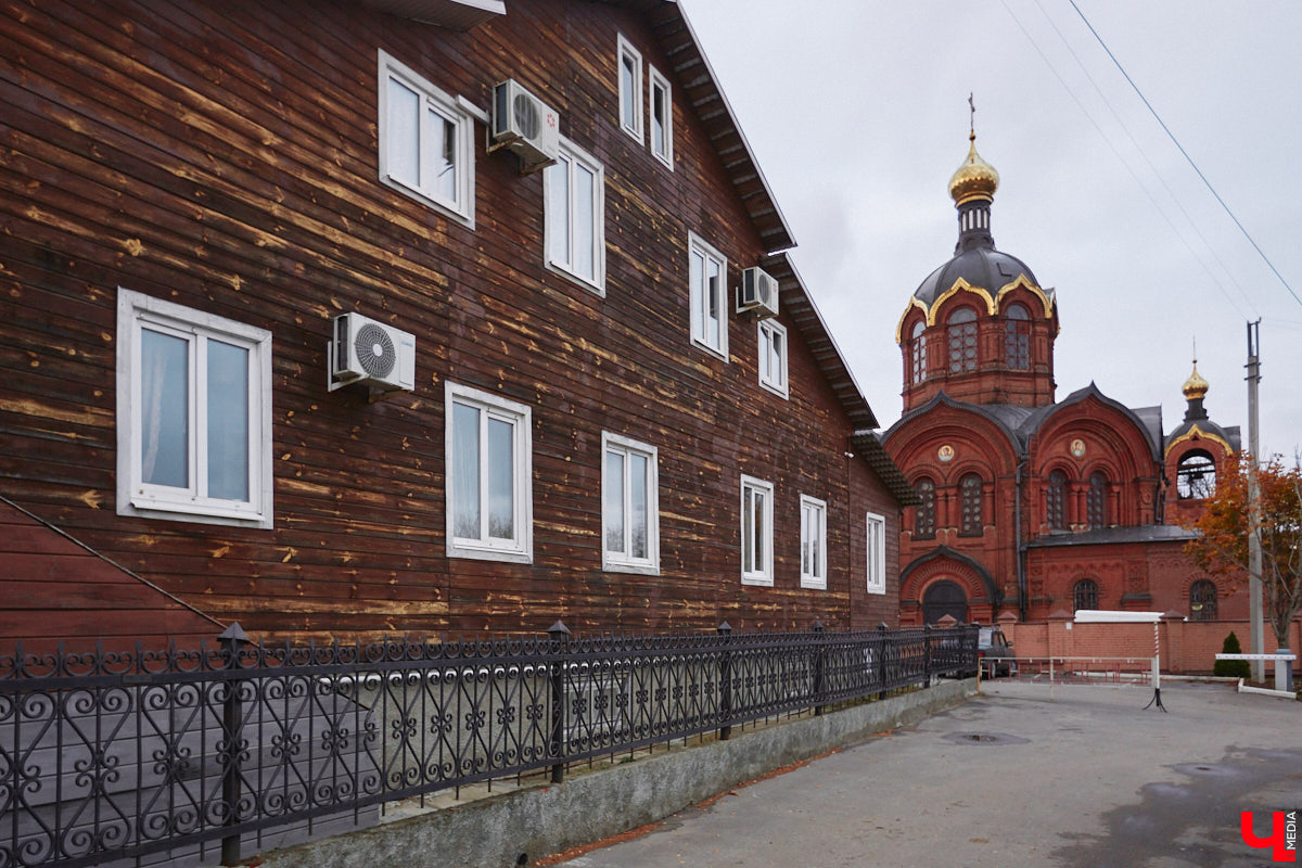В октябре 1900 года владимирская дворянка Зинаида Рахманова пригласила нотариуса и свидетелей, объявив о составлении нового завещания. Этим документом она лишала наследства собственного сына и передавала свои средства на благотворительность. Вот так, со скандала в благородном семействе, началась история дворянской богадельни Рахмановой во Владимире.