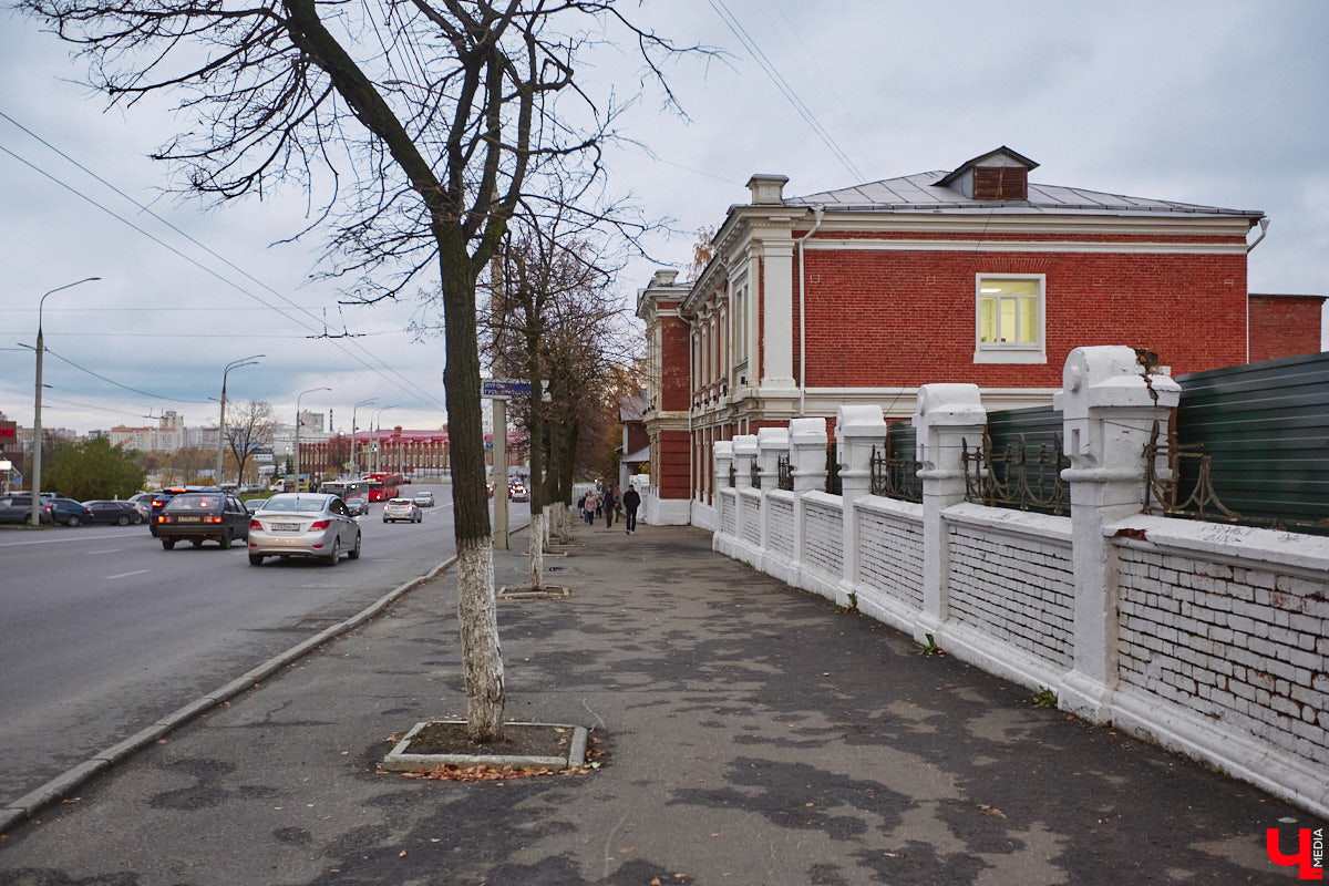 В октябре 1900 года владимирская дворянка Зинаида Рахманова пригласила нотариуса и свидетелей, объявив о составлении нового завещания. Этим документом она лишала наследства собственного сына и передавала свои средства на благотворительность. Вот так, со скандала в благородном семействе, началась история дворянской богадельни Рахмановой во Владимире.