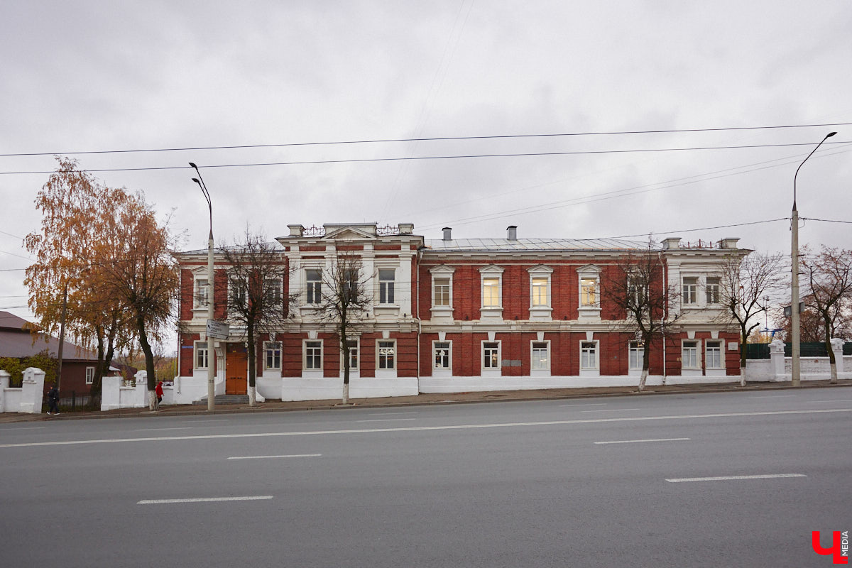 В октябре 1900 года владимирская дворянка Зинаида Рахманова пригласила нотариуса и свидетелей, объявив о составлении нового завещания. Этим документом она лишала наследства собственного сына и передавала свои средства на благотворительность. Вот так, со скандала в благородном семействе, началась история дворянской богадельни Рахмановой во Владимире.