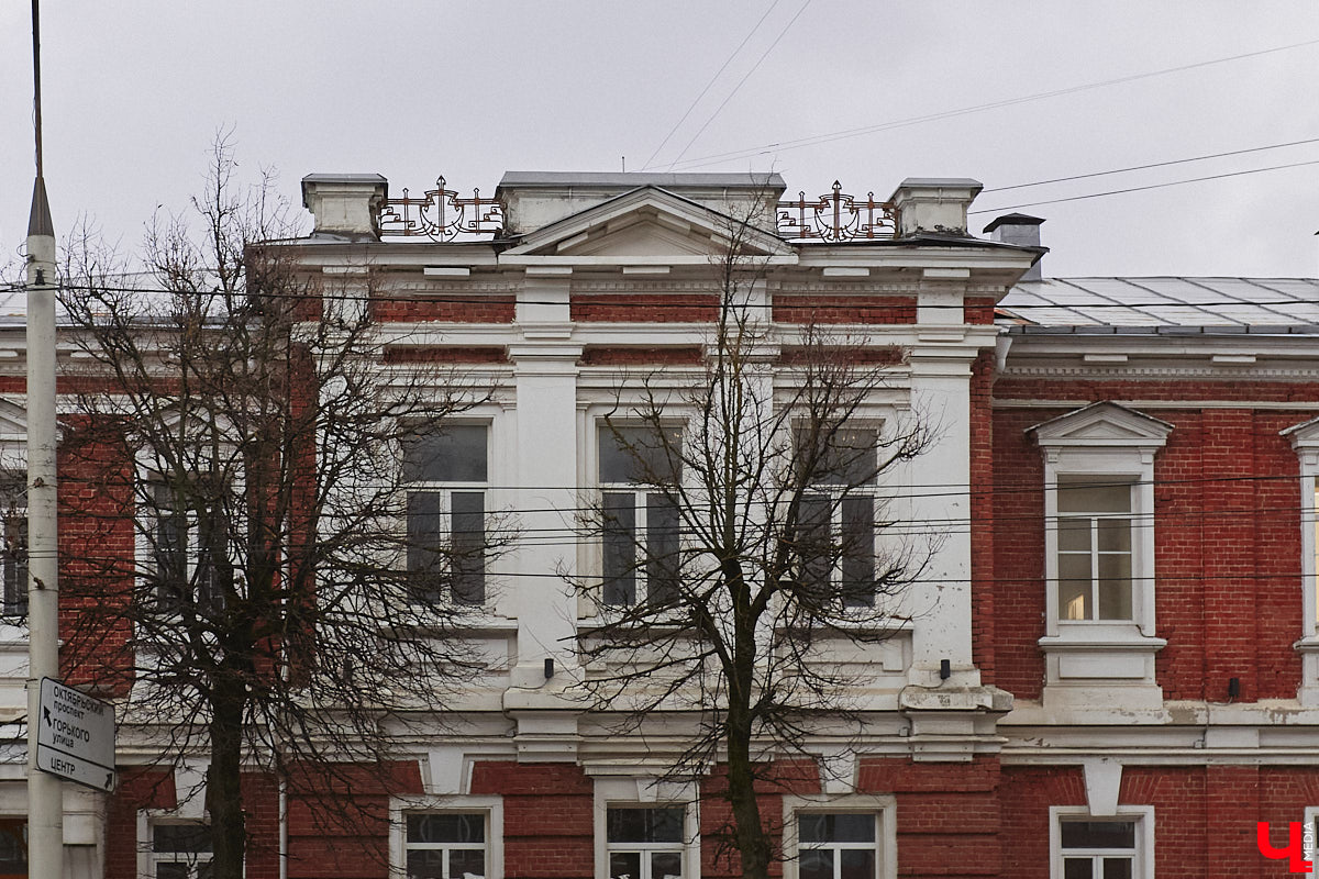 В октябре 1900 года владимирская дворянка Зинаида Рахманова пригласила нотариуса и свидетелей, объявив о составлении нового завещания. Этим документом она лишала наследства собственного сына и передавала свои средства на благотворительность. Вот так, со скандала в благородном семействе, началась история дворянской богадельни Рахмановой во Владимире.