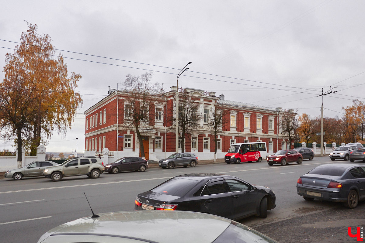 В октябре 1900 года владимирская дворянка Зинаида Рахманова пригласила нотариуса и свидетелей, объявив о составлении нового завещания. Этим документом она лишала наследства собственного сына и передавала свои средства на благотворительность. Вот так, со скандала в благородном семействе, началась история дворянской богадельни Рахмановой во Владимире.