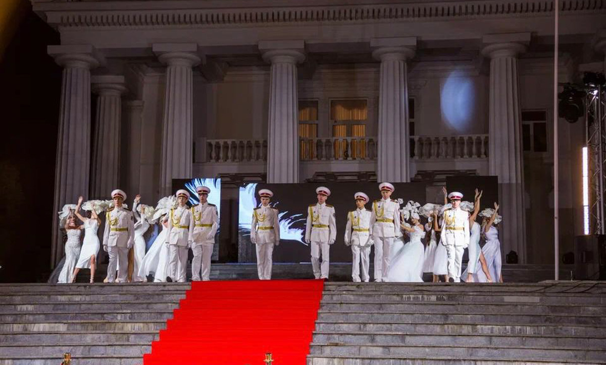 В Крыму прошел Международный конкурс красоты и материнства Mrs. Planet Eurasia. Участие в нем в числе прочих приняли и две прекрасные дамы из Владимира и Коврова: Христина Воеводина и Вероника Малыгина. Вернулись домой они уже с громкими титулами!