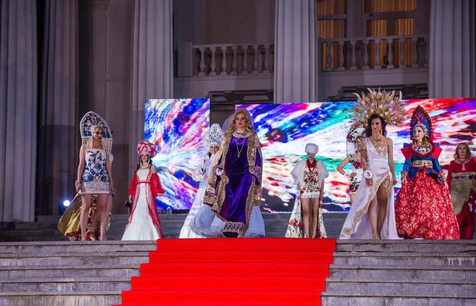 В Крыму прошел Международный конкурс красоты и материнства Mrs. Planet Eurasia. Участие в нем в числе прочих приняли и две прекрасные дамы из Владимира и Коврова: Христина Воеводина и Вероника Малыгина. Вернулись домой они уже с громкими титулами!