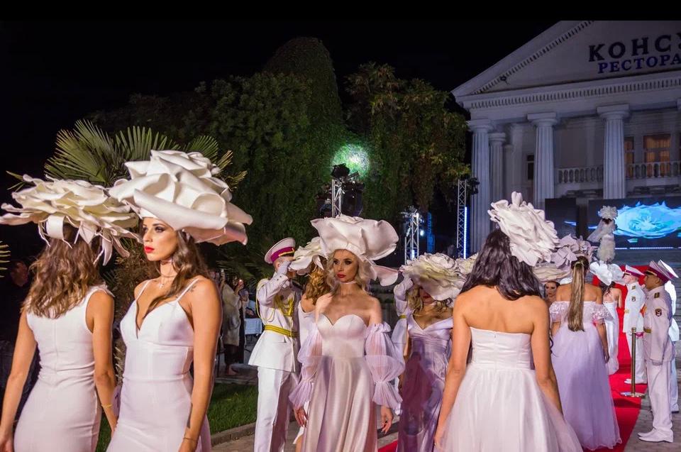 В Крыму прошел Международный конкурс красоты и материнства Mrs. Planet Eurasia. Участие в нем в числе прочих приняли и две прекрасные дамы из Владимира и Коврова: Христина Воеводина и Вероника Малыгина. Вернулись домой они уже с громкими титулами!