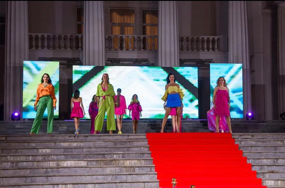 В Крыму прошел Международный конкурс красоты и материнства Mrs. Planet Eurasia. Участие в нем в числе прочих приняли и две прекрасные дамы из Владимира и Коврова: Христина Воеводина и Вероника Малыгина. Вернулись домой они уже с громкими титулами!