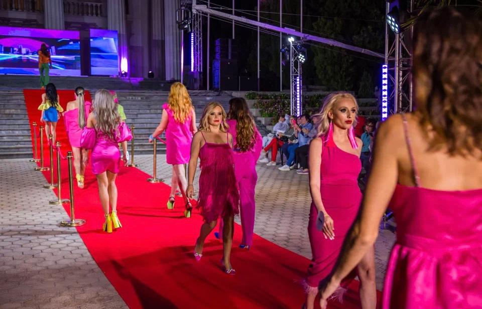 В Крыму прошел Международный конкурс красоты и материнства Mrs. Planet Eurasia. Участие в нем в числе прочих приняли и две прекрасные дамы из Владимира и Коврова: Христина Воеводина и Вероника Малыгина. Вернулись домой они уже с громкими титулами!