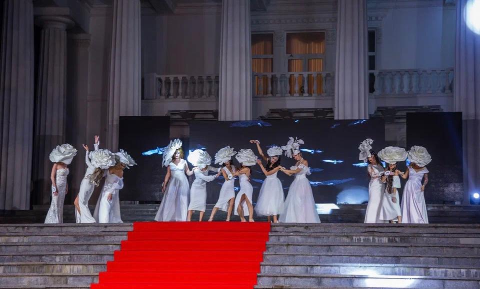 В Крыму прошел Международный конкурс красоты и материнства Mrs. Planet Eurasia. Участие в нем в числе прочих приняли и две прекрасные дамы из Владимира и Коврова: Христина Воеводина и Вероника Малыгина. Вернулись домой они уже с громкими титулами!