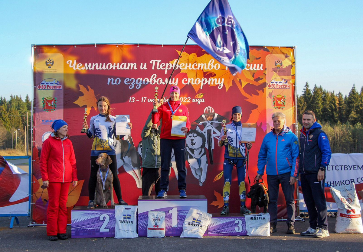 Сразу восемь наград высшей пробы привезла сборная 33-го региона с чемпионата страны по ездовому спорту. На старт вышли люди и собаки. И друг друга они не подвели. В бесснежных дисциплинах наша команда выступила на отлично.