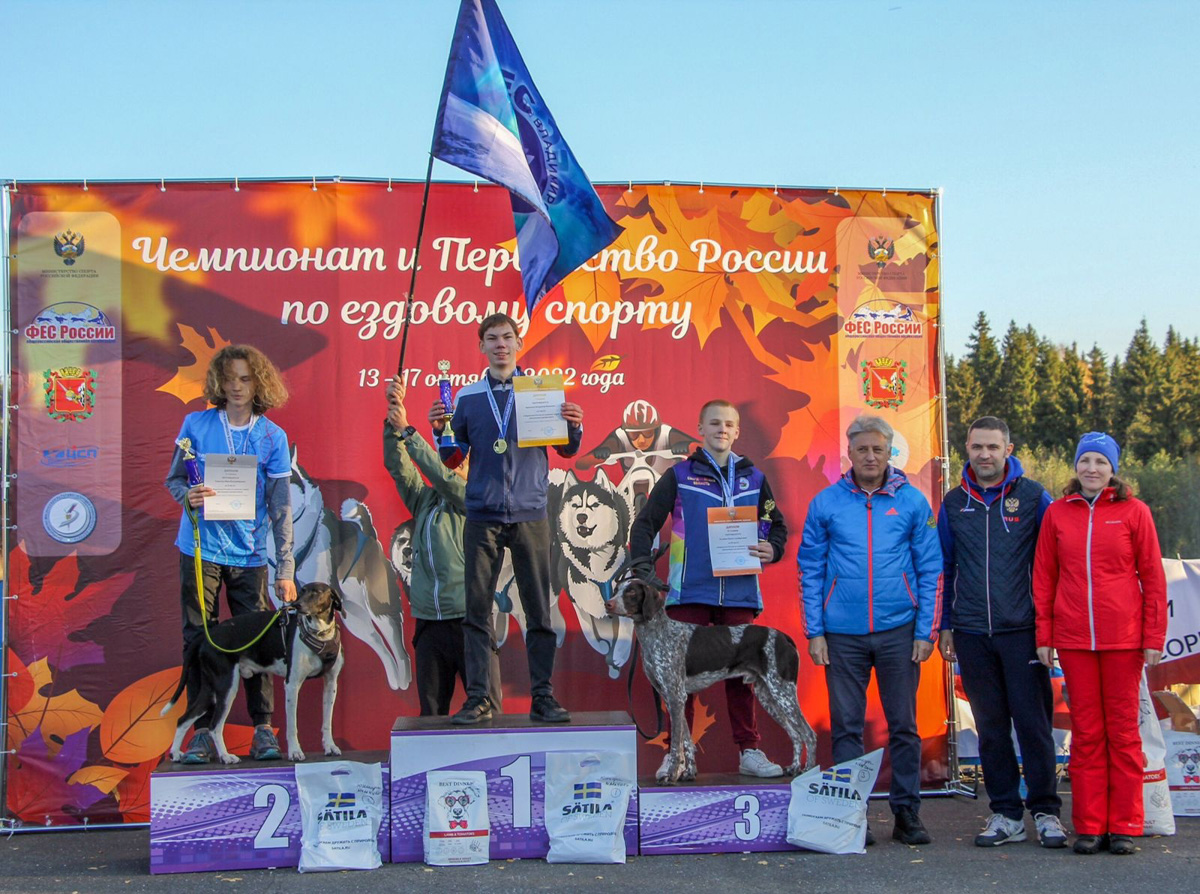 Сразу восемь наград высшей пробы привезла сборная 33-го региона с чемпионата страны по ездовому спорту. На старт вышли люди и собаки. И друг друга они не подвели. В бесснежных дисциплинах наша команда выступила на отлично.