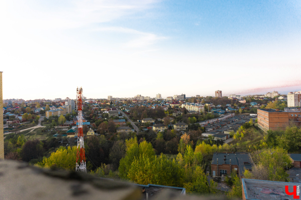 О прелестях областного центра можно с удовольствием рассуждать, попивая кофе на одной из его главных улиц, или громко заявить на всю страну. Как, спросите вы? Всё просто: Владимир снова участвует в национальной гонке за звание самого узнаваемого, привлекательного и символичного города России. Кстати, прямо сейчас он на десятой строчке рейтинга. Но мы можем поднять его еще выше!