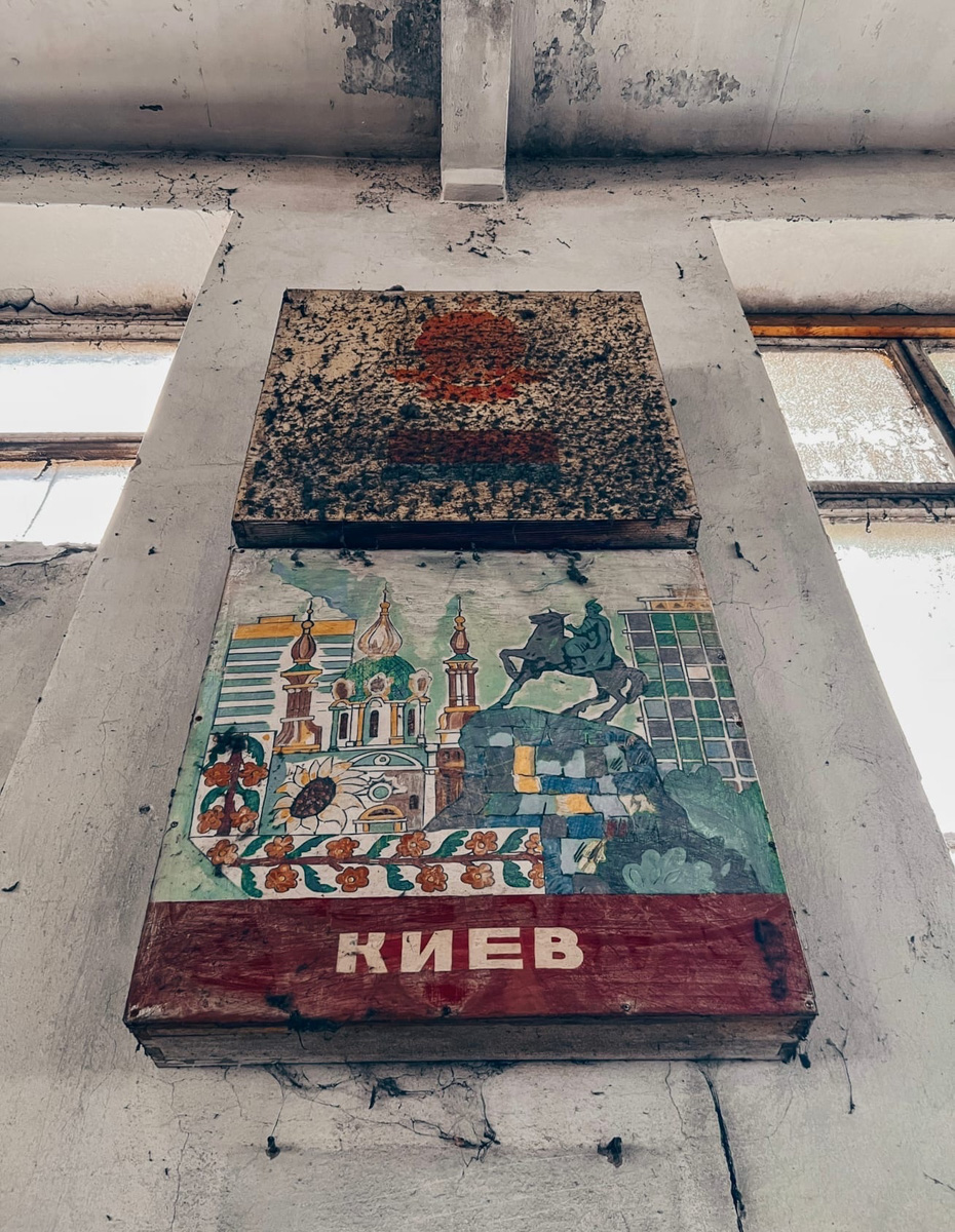 Автор проекта «Заброшки и путешествия» Лина Резник прогулялась по сохранившим память эпохи остаткам Лакинской мануфактуры. Бывшего градообразующего производства, где некогда было установлено 1 594 ткацких станка и трудились 4 тысячи работников, а теперь большое двухэтажное здание в пустоту пестрит лишь советской мозаикой.