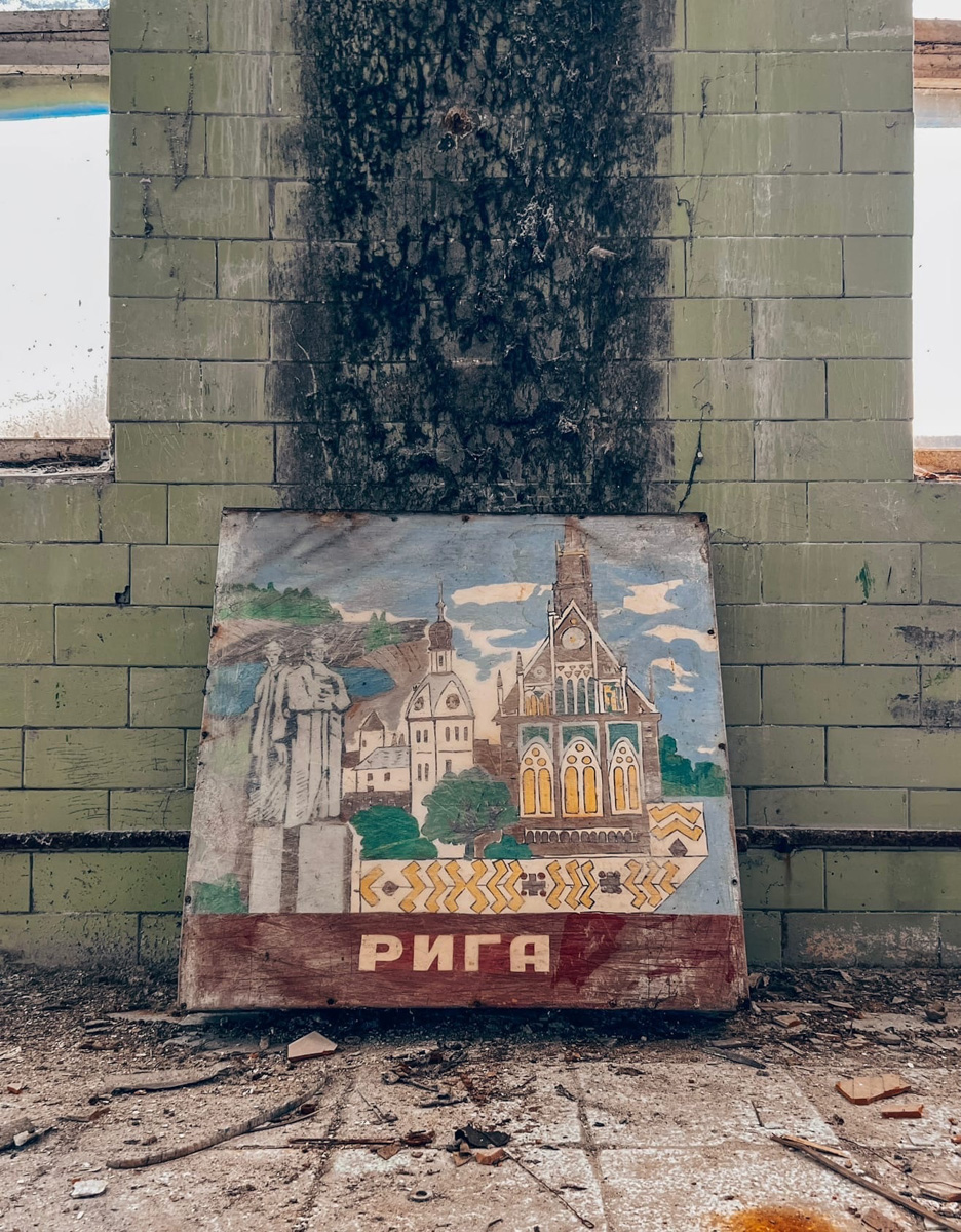 Автор проекта «Заброшки и путешествия» Лина Резник прогулялась по сохранившим память эпохи остаткам Лакинской мануфактуры. Бывшего градообразующего производства, где некогда было установлено 1 594 ткацких станка и трудились 4 тысячи работников, а теперь большое двухэтажное здание в пустоту пестрит лишь советской мозаикой.