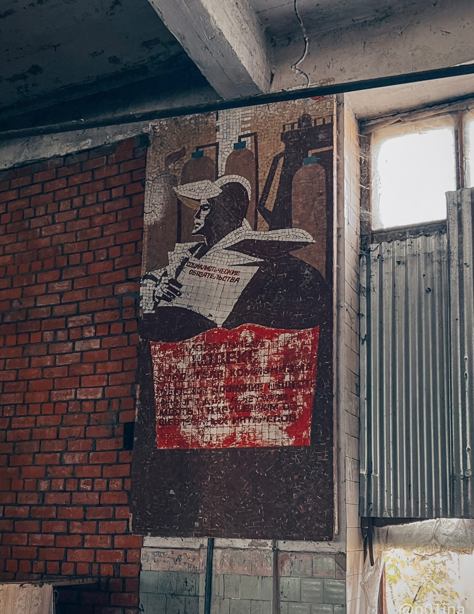 Автор проекта «Заброшки и путешествия» Лина Резник прогулялась по сохранившим память эпохи остаткам Лакинской мануфактуры. Бывшего градообразующего производства, где некогда было установлено 1 594 ткацких станка и трудились 4 тысячи работников, а теперь большое двухэтажное здание в пустоту пестрит лишь советской мозаикой.