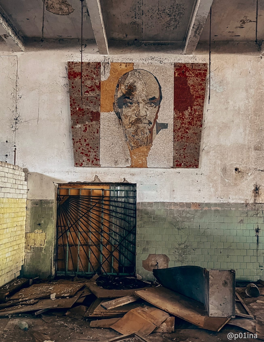 Автор проекта «Заброшки и путешествия» Лина Резник прогулялась по сохранившим память эпохи остаткам Лакинской мануфактуры. Бывшего градообразующего производства, где некогда было установлено 1 594 ткацких станка и трудились 4 тысячи работников, а теперь большое двухэтажное здание в пустоту пестрит лишь советской мозаикой.