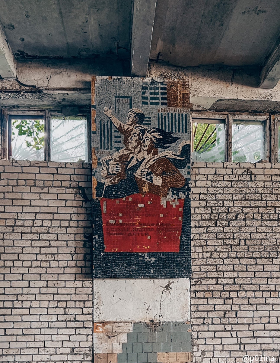 Автор проекта «Заброшки и путешествия» Лина Резник прогулялась по сохранившим память эпохи остаткам Лакинской мануфактуры. Бывшего градообразующего производства, где некогда было установлено 1 594 ткацких станка и трудились 4 тысячи работников, а теперь большое двухэтажное здание в пустоту пестрит лишь советской мозаикой.